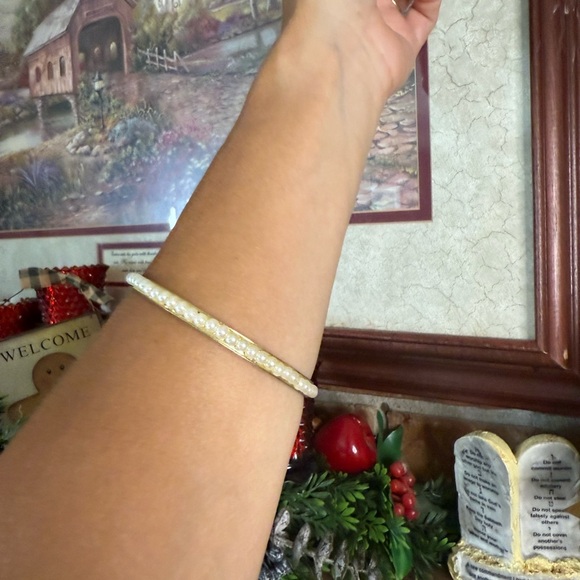 Vintage 1984 Elegant Pearl Bangle Bracelet - Picture 9 of 9